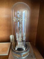 Klassiek kruisbeeld onder glazen stolp, Antiek en Kunst, Antiek | Religieuze voorwerpen, Ophalen