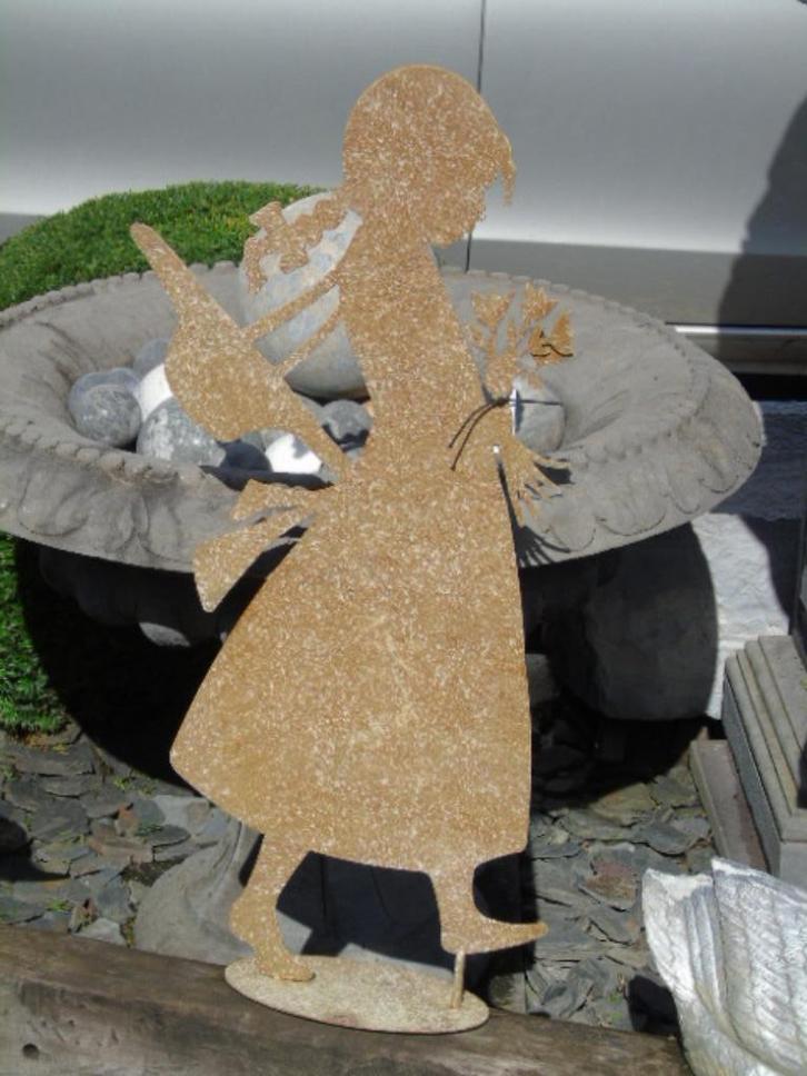 Smeedijzeren plaquette van Pat: een meisje met bloemen..., Tuin en Terras, Tuinbeelden, Zo goed als nieuw, Overige typen, Metaal