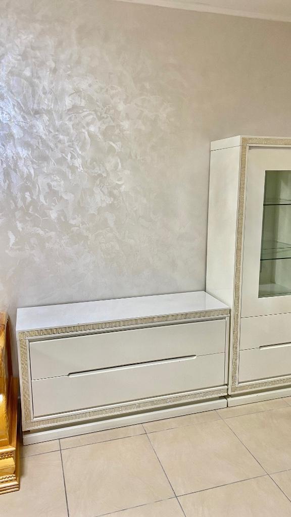 LUXE SET Lage tv-standaard en vitrinekast, Huis en Inrichting, Kasten | Ladekasten, Zo goed als nieuw, 200 cm of meer, 200 cm of meer