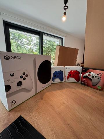 NIEUWE Xbox Series S + 4 controllers + accessoires beschikbaar voor biedingen