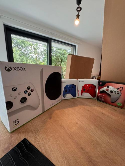 NIEUWE Xbox Series S + 4 controllers + accessoires, Games en Spelcomputers, Spelcomputers | Xbox Series X en S, Xbox Series S