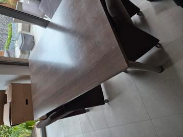 Eettafel beschikbaar voor biedingen