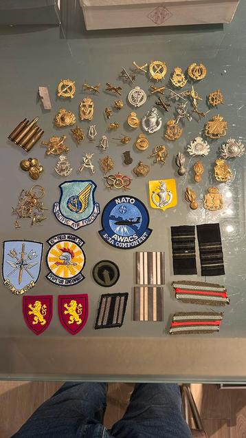 Lot van militaire insignes en badges beschikbaar voor biedingen