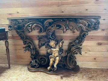 uitgesneden muurgarnituur beschikbaar voor biedingen