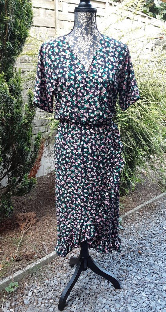 Robe neuve légèrement plus courte devant L, Kleding | Dames, Jurken, Nieuw, Maat 38/40 (M), Zwart, Onder de knie, Ophalen of Verzenden