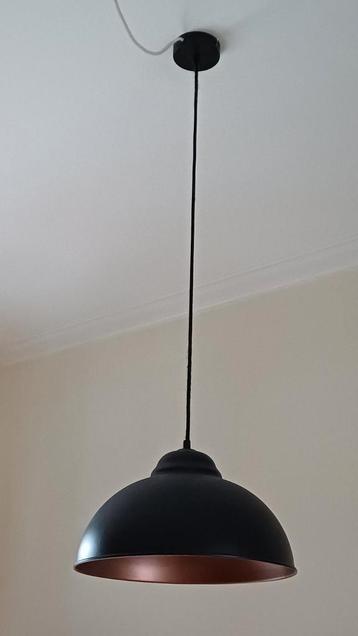 2 zwarte hanglampen beschikbaar voor biedingen