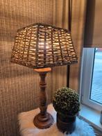 2 rieten schemerlampen op houten staander, Ophalen of Verzenden, Zo goed als nieuw