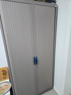 Armoire metalique, Chaise