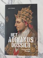 Joris Tulkens - Het Adrianus-dossier, Livres, Romans historiques, Comme neuf, Enlèvement ou Envoi, Joris Tulkens