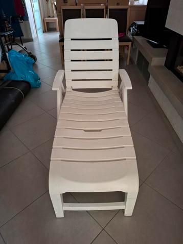 Hartman Ligbed. Wit PVC. beschikbaar voor biedingen