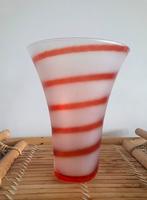 Halftransparante wit glazen vaas met rode spiraal. H20 cm, Wit, Ophalen of Verzenden, Minder dan 50 cm, Glas