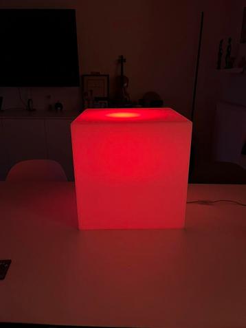 Lichtkubus met afstandsbediening beschikbaar voor biedingen