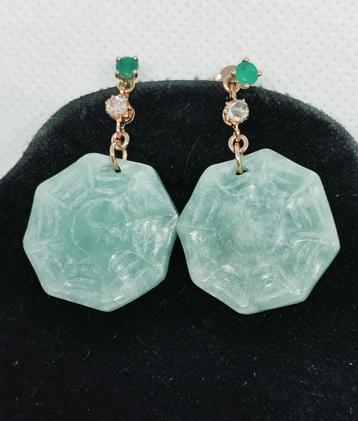 Gouden oorhangers met jade, smaragd en diamanten  beschikbaar voor biedingen