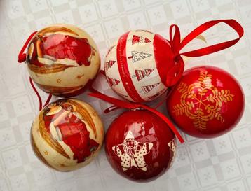 5 kerstballen in rood karton - gratis afhalen in Melle beschikbaar voor biedingen