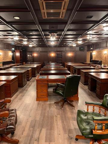 Klassieke Bureaus, stoelen en kasten (showroom) beschikbaar voor biedingen