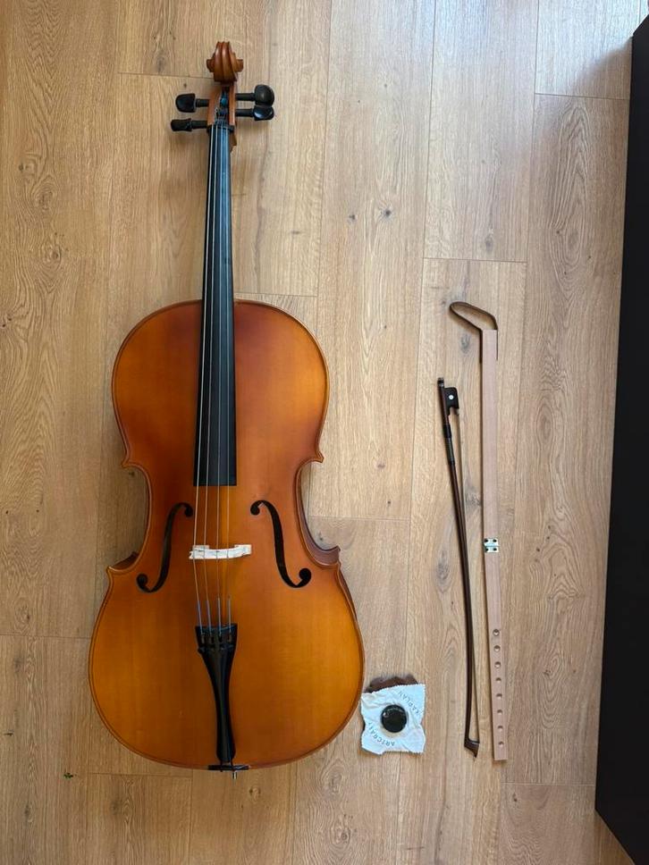 Cello 4/4, Muziek en Instrumenten, Strijkinstrumenten | Cello's, Zo goed als nieuw, 4/4-cello, Met koffer, Ophalen