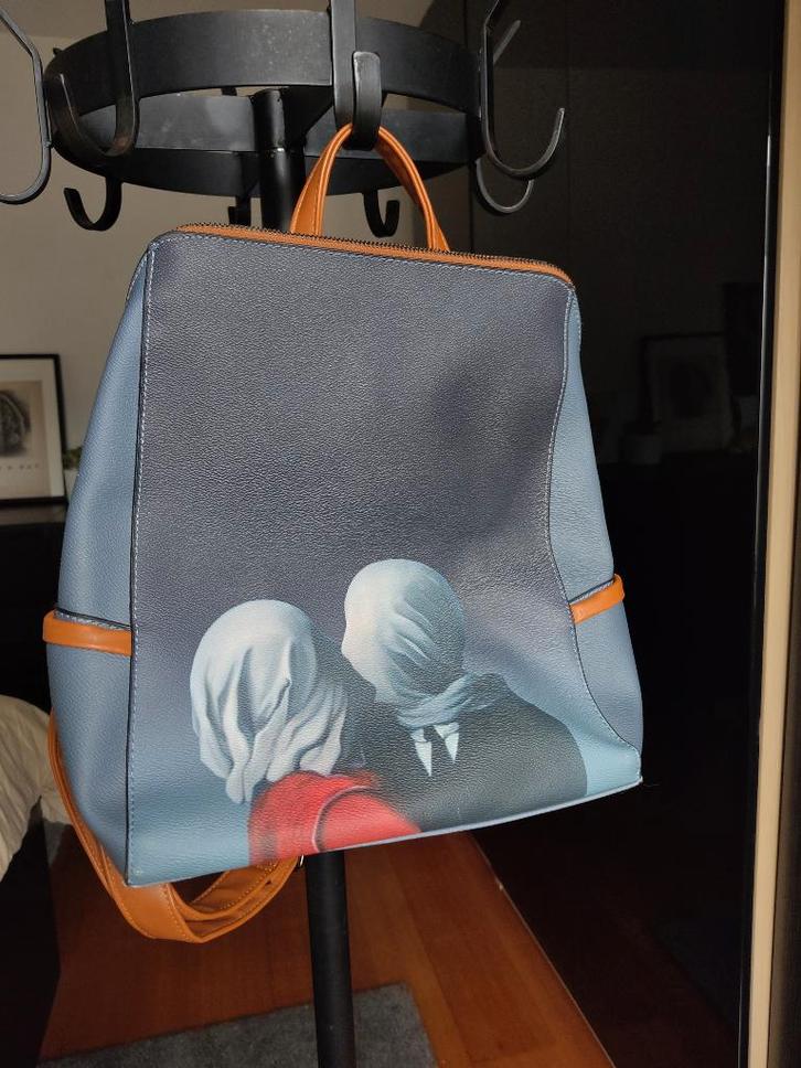 sac à dos Kevin, The Lovers (René Magritte), Bijoux, Sacs & Beauté, Sacs | Sacs à dos, Utilisé, Autres marques, Enlèvement ou Envoi
