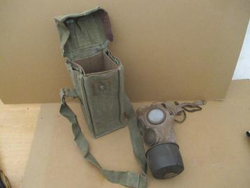 Gasmasker met tas , oorlog , leger beschikbaar voor biedingen