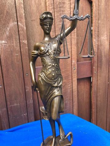 bronzen vrouwe justitia beeld op marmer  beschikbaar voor biedingen
