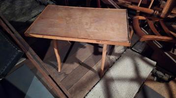 Petite table en chêne beschikbaar voor biedingen