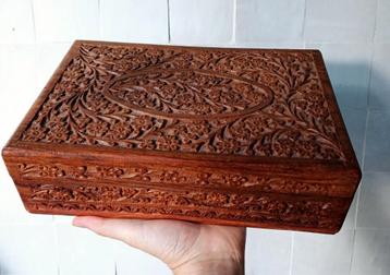 Grote houten juwelenkist beschikbaar voor biedingen