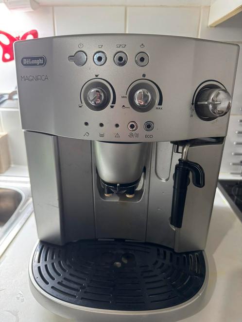 Dēlonghi Magnifica koffiezetapparaat, Elektronische apparatuur, Koffiezetapparaten, Zo goed als nieuw, Gemalen koffie, Koffiebonen