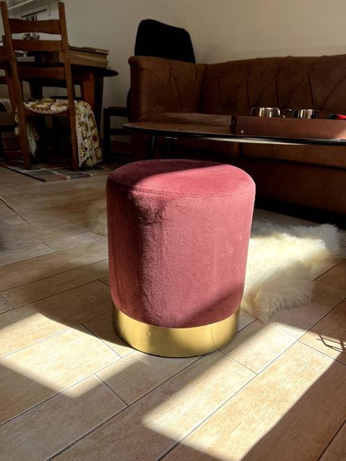 Paarse poef velours met gouden voet, Huis en Inrichting, Zetels | Voetbanken en poefs, Zo goed als nieuw, Minder dan 50 cm, Minder dan 50 cm