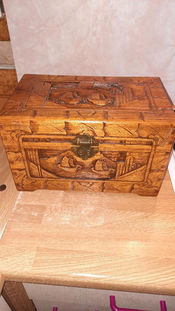 Anciens coffre en bois de camphrier, Antiquités & Art, Antiquités | Accessoires de maison, Enlèvement ou Envoi