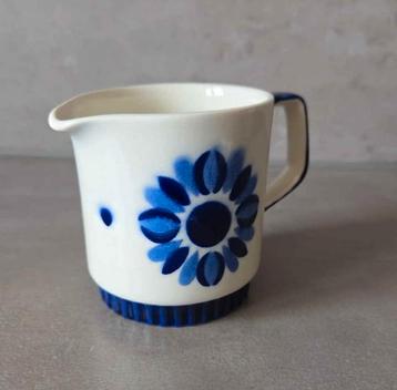 Vintage melkkan Boch Belgium 1966 blauw decor beschikbaar voor biedingen