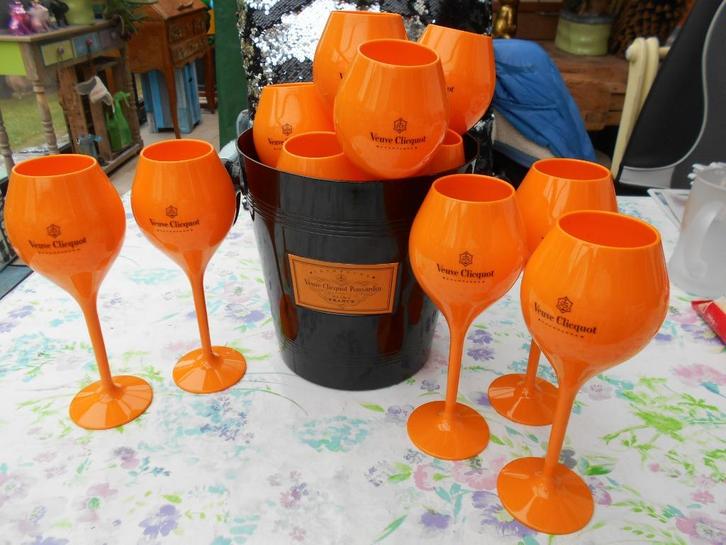 VEUVE CLICQUOT  koel emmer zwart  met 12 kuntstof glazen, Verzamelen, Glas en Drinkglazen, Nieuw, Ophalen of Verzenden