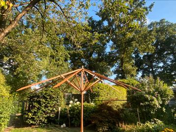 Houten parasolframe beschikbaar voor biedingen