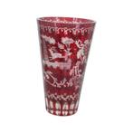 Elegant rood Boheems glas met hertendecor - 19e-eeuwse kunst