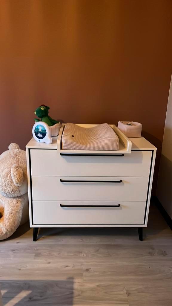 Ledikant + kast + commode + rekje [wit met zwarte elementen], Kinderen en Baby's, Kinderkamer | Commodes en Kasten, Commode, Ophalen