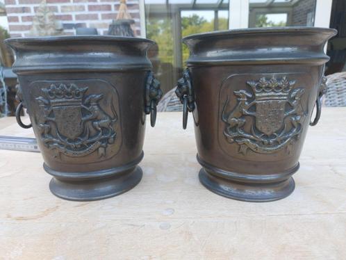 Twee antieke wijnkoelers met wapenschild en leeuwenkoppen, Antiek en Kunst, Antiek | Servies los, Ophalen