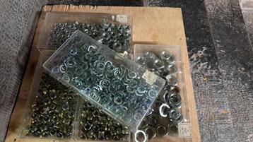 Bouten - moeren en ringen beschikbaar voor biedingen