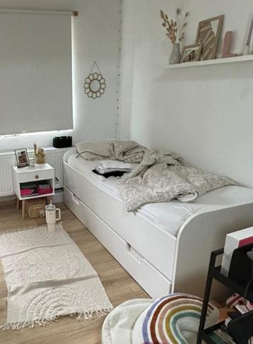 Bed met lade beschikbaar voor biedingen