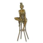 Statue en bronze d'une dame sur une chaise de bar LIVRAISON