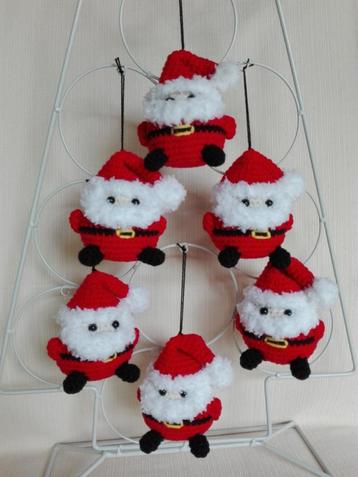 Kerstdecoratie - gehaakte kerstmannetjes beschikbaar voor biedingen