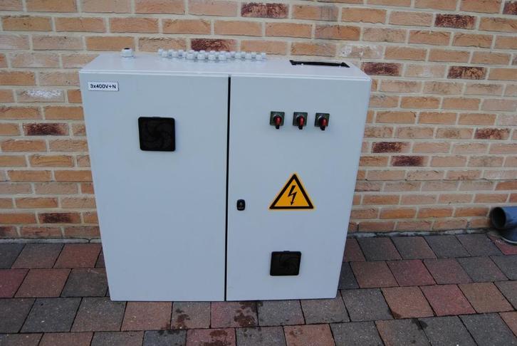 Metalen zekeringkast (en)/schakelkast (en)., Doe-het-zelf en Bouw, Elektriciteit en Kabels, Gebruikt, Ophalen