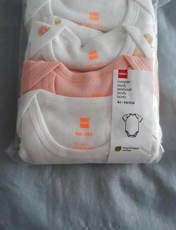 Bodys  en cotton  nouveaux  98/104 beschikbaar voor biedingen