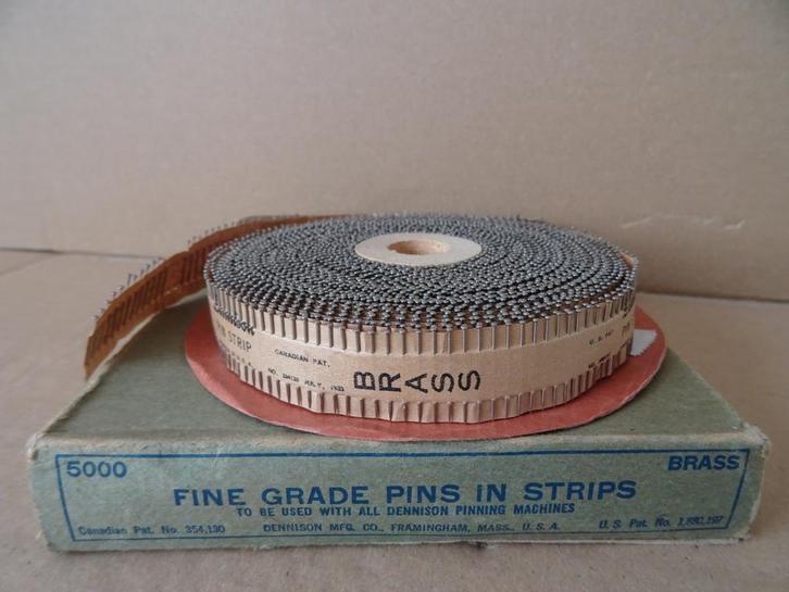 Curiosa vintage Fine grade pins for Dennison pinning machine, Antiek en Kunst, Curiosa en Brocante, Ophalen of Verzenden