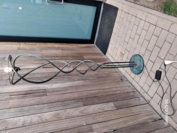 Un grand lampadaire en cuivre a une belle teinte verte., Hobby & Loisirs créatifs, Détecteurs de métaux, Enlèvement, Comme neuf