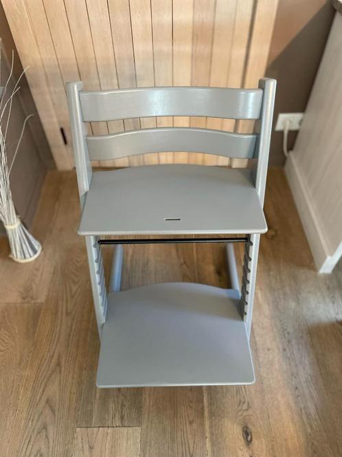 Triptrap stokke grijs perfecte staat/geen schade!, Kinderen en Baby's, Kinderstoelen, Nieuw, Meegroeistoel, Aanschuifbaar, Afneembaar eetblad