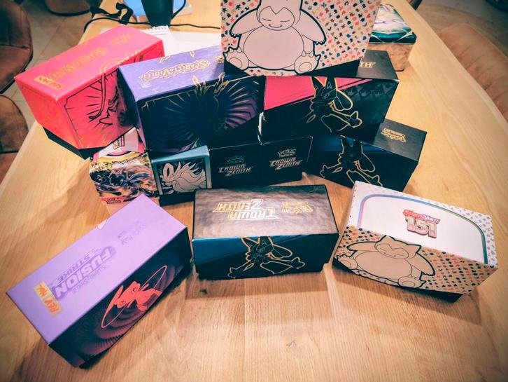 Volle Pokemon ETB's met +220 Holo's en Reverse kaarten, Hobby en Vrije tijd, Verzamelkaartspellen | Pokémon, Zo goed als nieuw