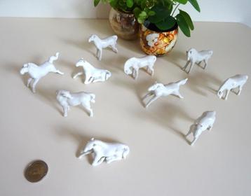 10 miniatuur paarden in porselein, China beschikbaar voor biedingen