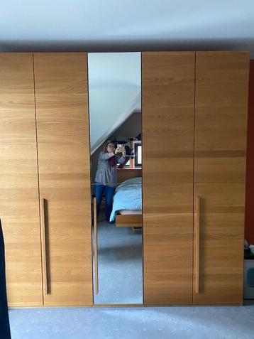 Slaapkamer bed kleerkast en ladekast.  beschikbaar voor biedingen