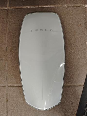 Spiksplinternieuwe Witte frontplaat voor Tesla gen3 lader beschikbaar voor biedingen