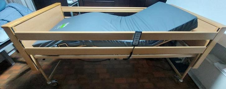 Verzorgbed / ziekenhuisbed Burmeier Arminia met matras., Diversen, Verpleegmiddelen, Zo goed als nieuw, Ophalen
