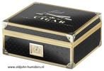 H31: MERK HUMIDOR CHIQUE ZWART EN GOUDKLEURIG METALEN FRAME, Verzamelen, Rookartikelen, Aanstekers en Luciferdoosjes, Verzenden