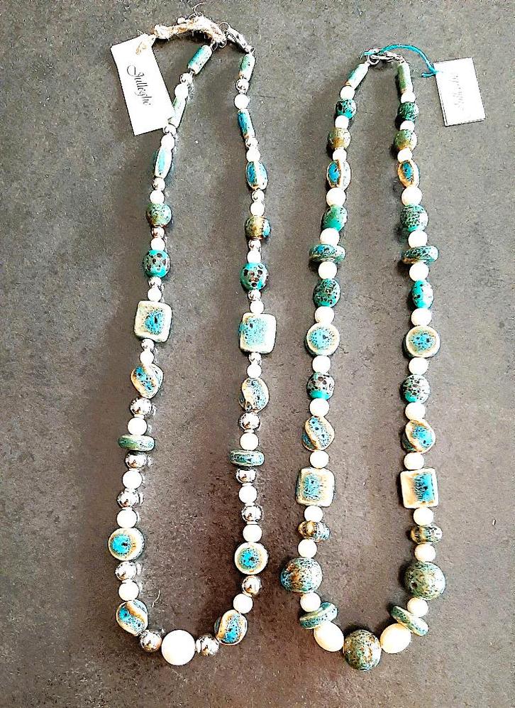 Te koop:Nieuw Keuze uit twee kettingen met keramische parels, Handtassen en Accessoires, Kettingen, Blauw, Ophalen